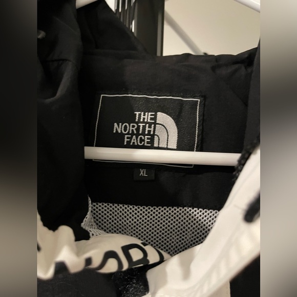 North face wind breaker jacket! - Picture 2 of 2